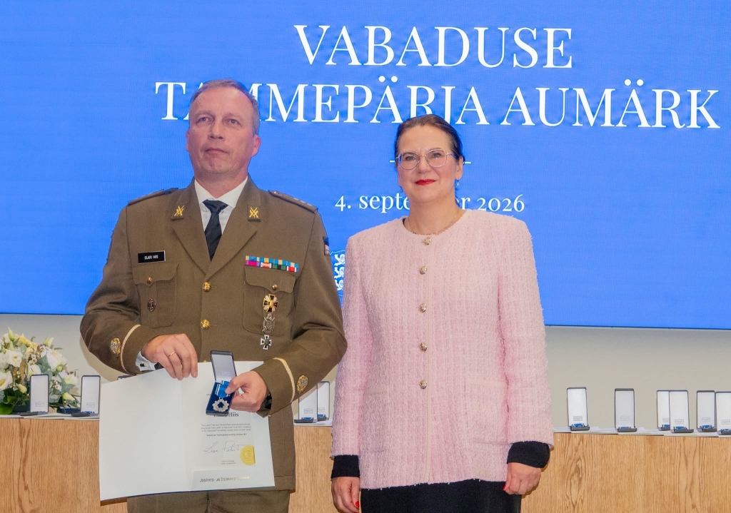 Elari Hiis ja justiits- ja digiminister Liisa-Ly Pakosta Vabaduse Tammepärja aumärgi üleandmisel 4. septembril 2026. Hiis hoiab käes talle antud aumärki ja tunnistust.JPG