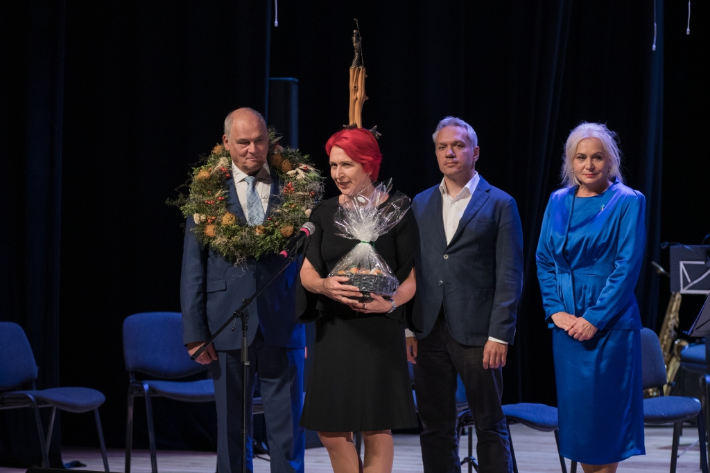 Türi vallavolikogu esimees Pipi-Liis Siemann kevadpealinna tervitust üle andmas.jpg