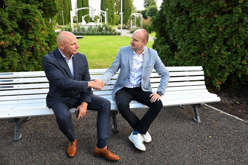 Saku vallavanem Marti Rehemaa ja Türi vallavanem Sulo Särkinen suruvad kätt Saku valla kingitud pingil, mis paigaldati Türi linna 100. sünnipäeva puhul vallavalitsuse ette.jpg